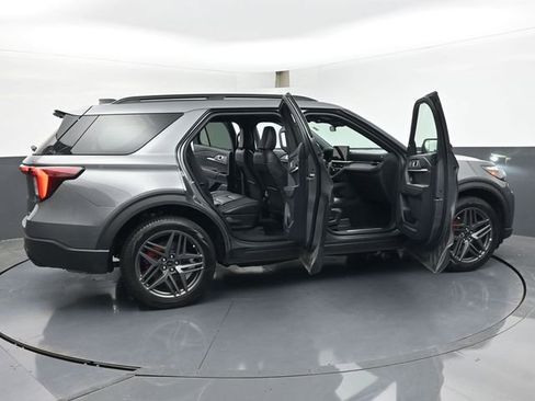 Used 2025 Ford Explorer ST-Line w/ ST-Line Street Pack AWD/4WD image 47