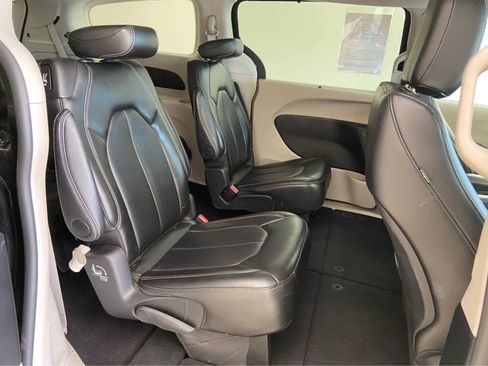 Used 2024 Chrysler Pacifica Touring-L image 16