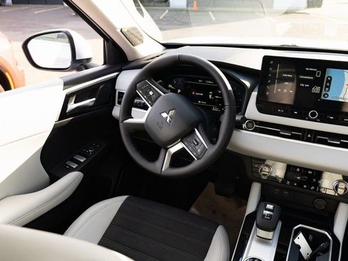 New 2026 Mitsubishi Outlander SE AWD/4WD image 9