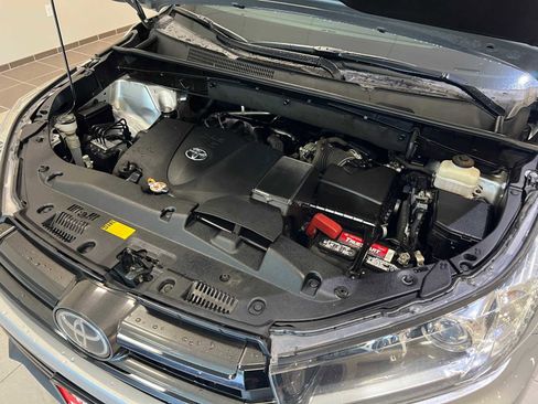 Used 2018 Toyota Highlander SE image 9
