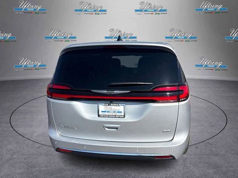 New 2026 Chrysler Pacifica Select image 4