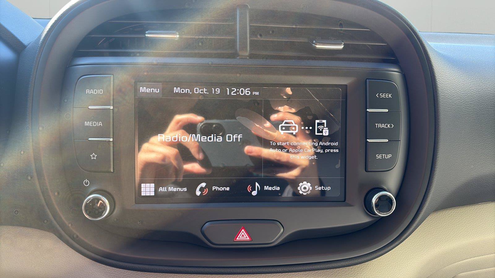 Used 2025 Kia Soul LX w/ LX Technology Package FWD image 16