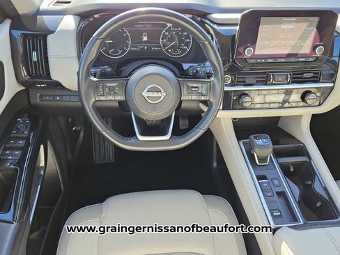 Used 2022 Nissan Pathfinder SV image 5