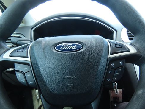 Used 2015 Ford Fusion SE image 26