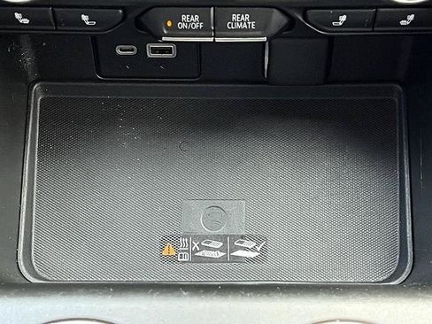 Used 2022 Chevrolet Suburban LT RWD image 36