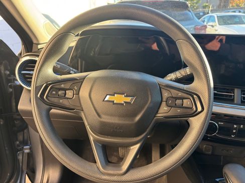 Used 2025 Chevrolet Trax LT image 28