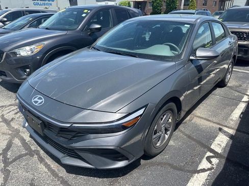 Certified 2024 Hyundai Elantra SE FWD image 3