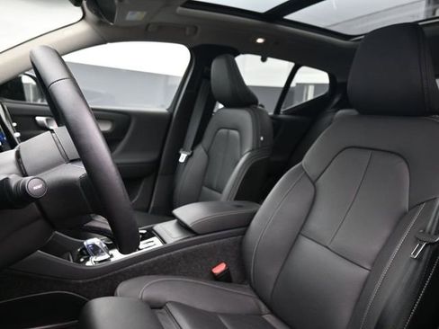 Used 2025 Volvo XC40 B5 Plus image 9