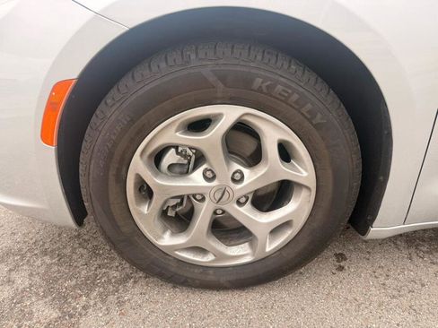 Used 2024 Chrysler Pacifica Limited image 10