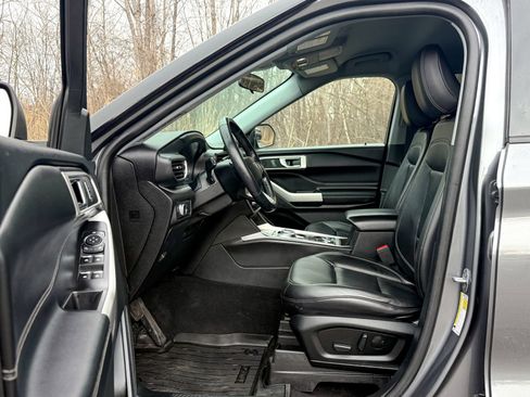 Certified 2022 Ford Explorer XLT w/ Equipment Group 202A image 19
