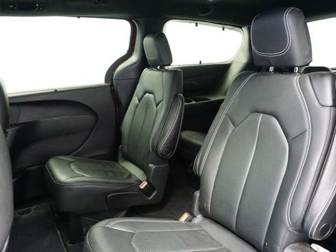 Certified 2020 Chrysler Pacifica Touring-L w/ Advanced Safetytec Group image 21