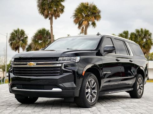 Used 2021 Chevrolet Suburban LT RWD image 2