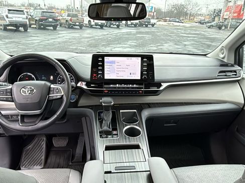 Certified 2024 Toyota Sienna Limited image 36