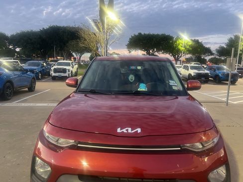 Used 2022 Kia Soul LX w/ Technology Package image 2