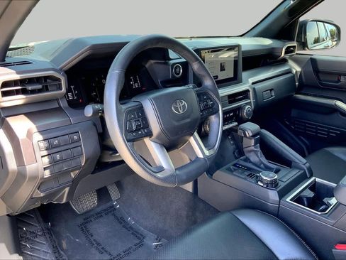 Used 2025 Toyota 4Runner SR5 AWD/4WD image 17
