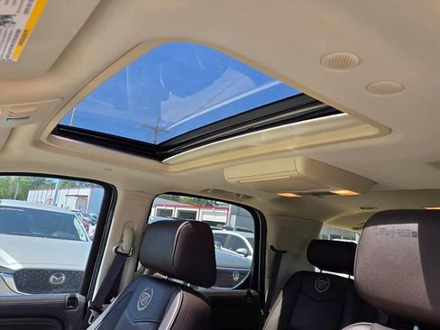 Used 2010 Cadillac Escalade Platinum image 12