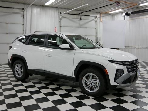 Certified 2025 Hyundai Tucson SE image 1