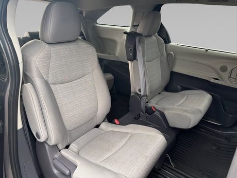 Used 2021 Toyota Sienna LE image 17
