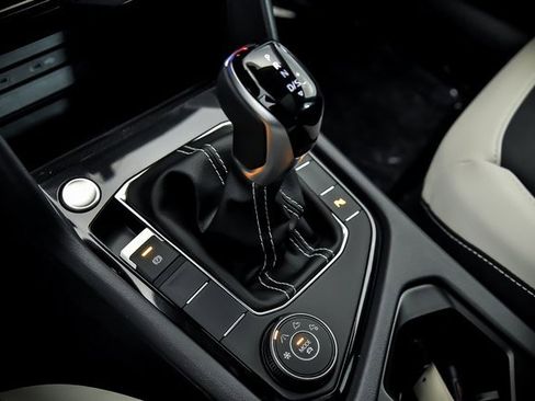 Certified 2025 Volkswagen Taos SE w/ Panoramic Sunroof Package image 16