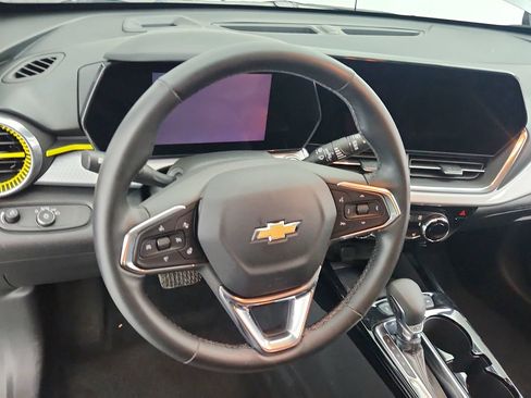 Used 2024 Chevrolet Trax LT w/ Sunroof Package FWD image 18
