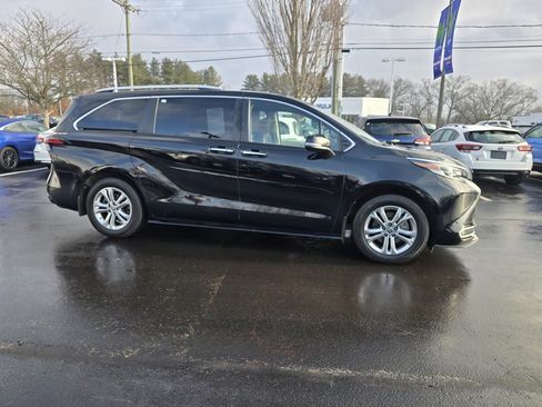 Certified 2022 Toyota Sienna Platinum image 8