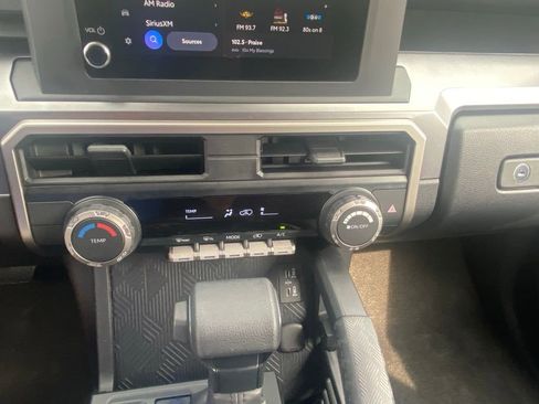 Used 2025 Toyota 4Runner SR5 AWD/4WD image 17