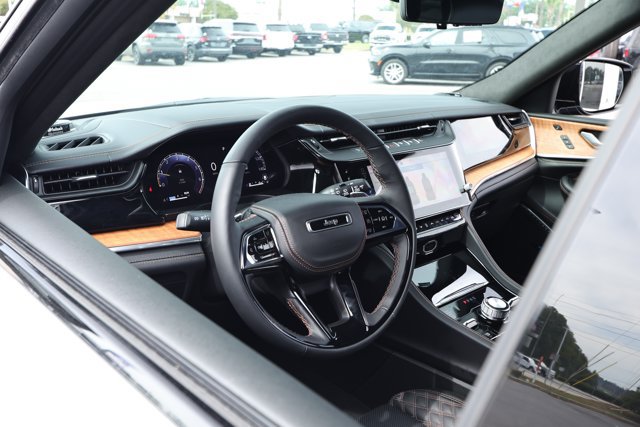 Certified 2026 Jeep Grand Cherokee Summit AWD/4WD image 32