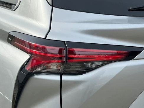 Used 2025 Toyota Sienna Limited image 15