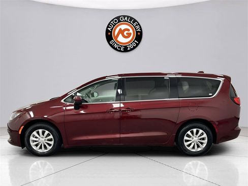 Used 2017 Chrysler Pacifica Touring w/ Tire & Wheel Group image 4