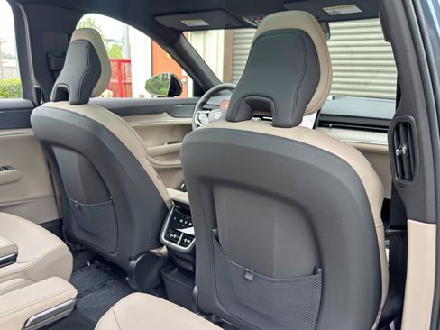 Used 2025 Volvo EX90 Ultra AWD/4WD image 35