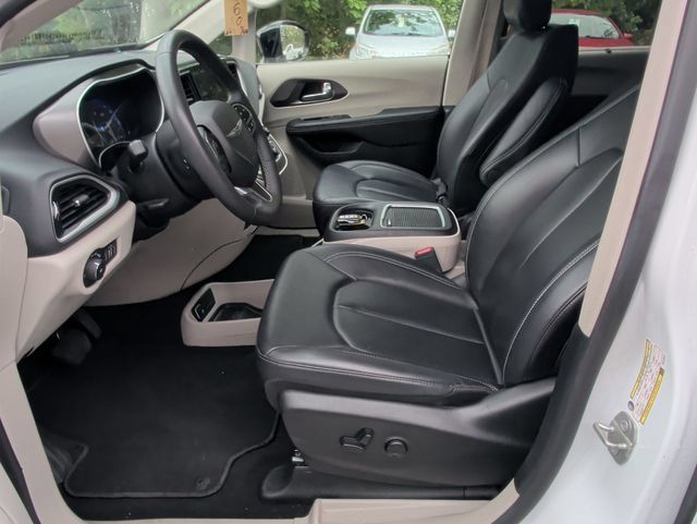 Used 2024 Chrysler Pacifica Touring-L FWD image 21