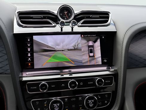 Used 2023 Bentley Bentayga Plug-In Hybrid image 24