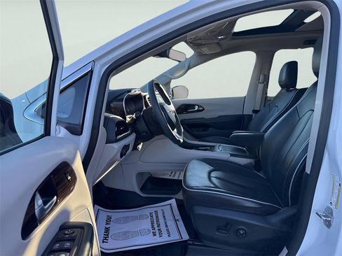 Used 2023 Chrysler Pacifica Limited image 20