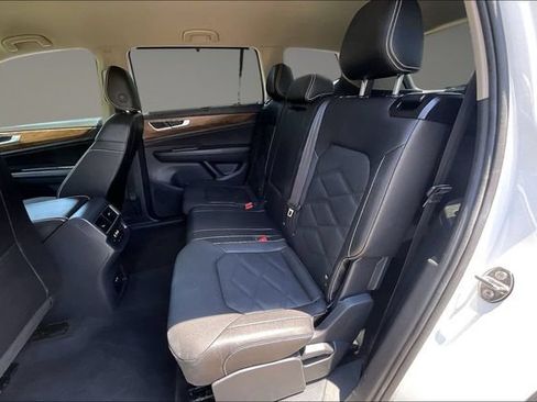 Used 2025 Volkswagen Atlas SE FWD image 24