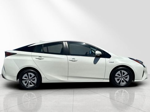 Used 2016 Toyota Prius Four FWD image 3