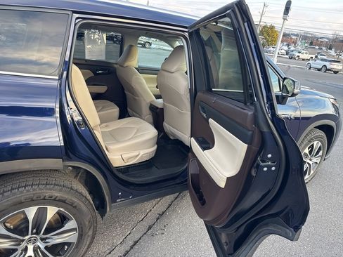 Used 2021 Toyota Highlander XLE image 21