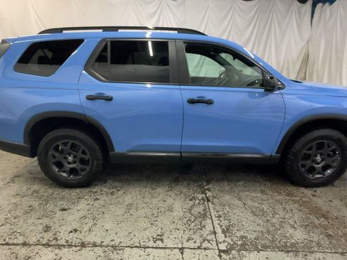 Used 2025 Honda Pilot TrailSport image 5