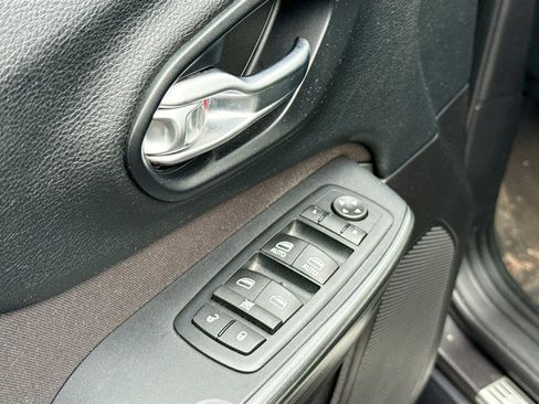 Used 2016 Jeep Cherokee Latitude image 18