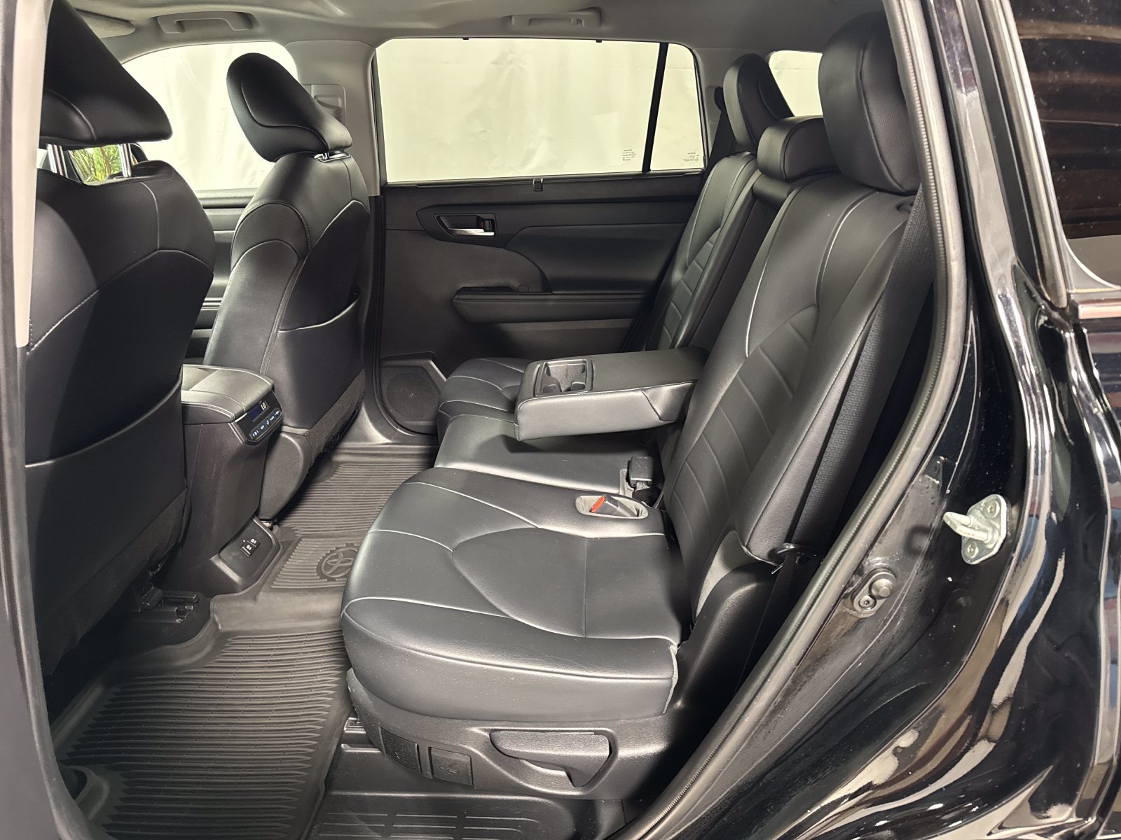 Used 2021 Toyota Highlander XLE AWD/4WD image 5