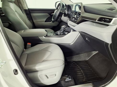 Used 2021 Toyota Highlander XLE image 25