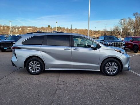 Used 2023 Toyota Sienna XLE image 7