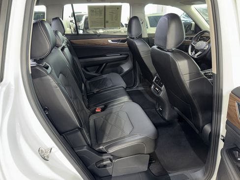 Used 2024 Volkswagen Atlas SE FWD image 12