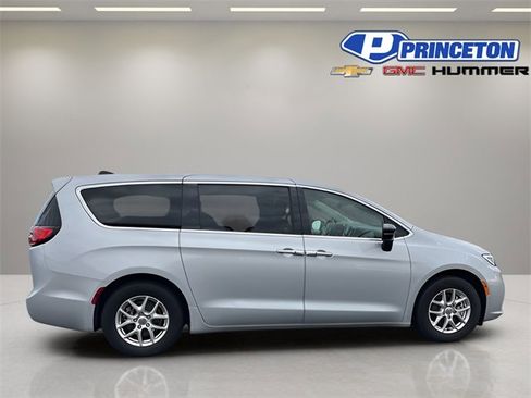 Used 2024 Chrysler Pacifica Touring-L image 5