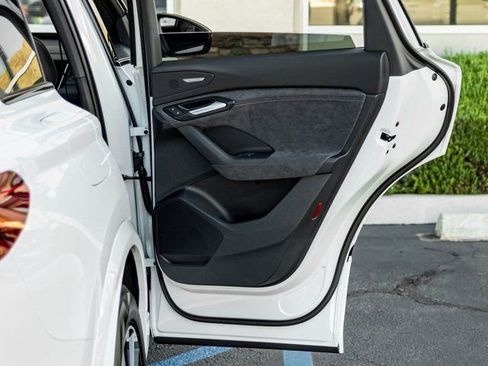 New 2025 Audi SQ6 e-tron Prestige image 24