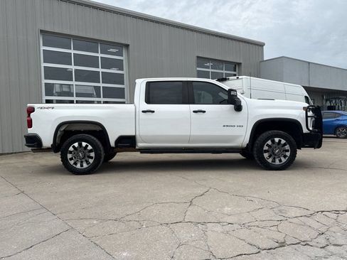 Used 2022 Chevrolet Silverado 2500 Custom AWD/4WD image 2