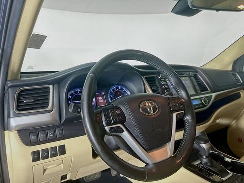 Used 2019 Toyota Highlander Limited Platinum FWD image 9