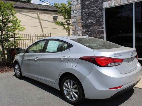 Used 2015 Hyundai Elantra SE w/ Option Group 02 FWD image 8