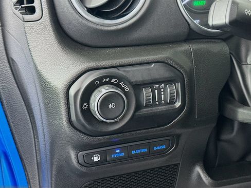 Used 2022 Jeep Wrangler Unlimited Sahara w/ Cold Weather Group AWD/4WD image 10