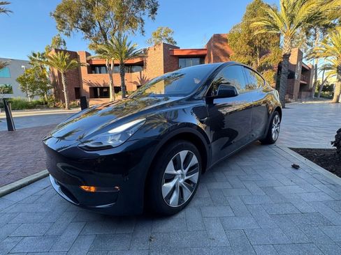 Used 2023 Tesla Model Y Long Range AWD/4WD image 3