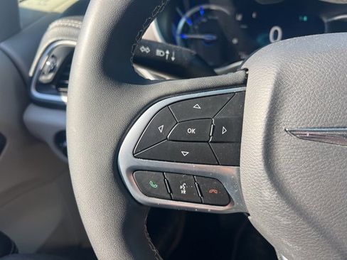 Used 2023 Chrysler Pacifica Touring-L image 10